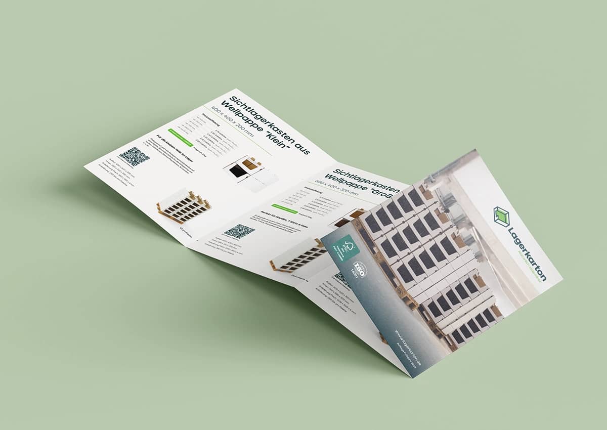 Liegender Flyer auf grünem Hintergrund mit offenen Seiten über Lagerkarton Produkte und Titelseite