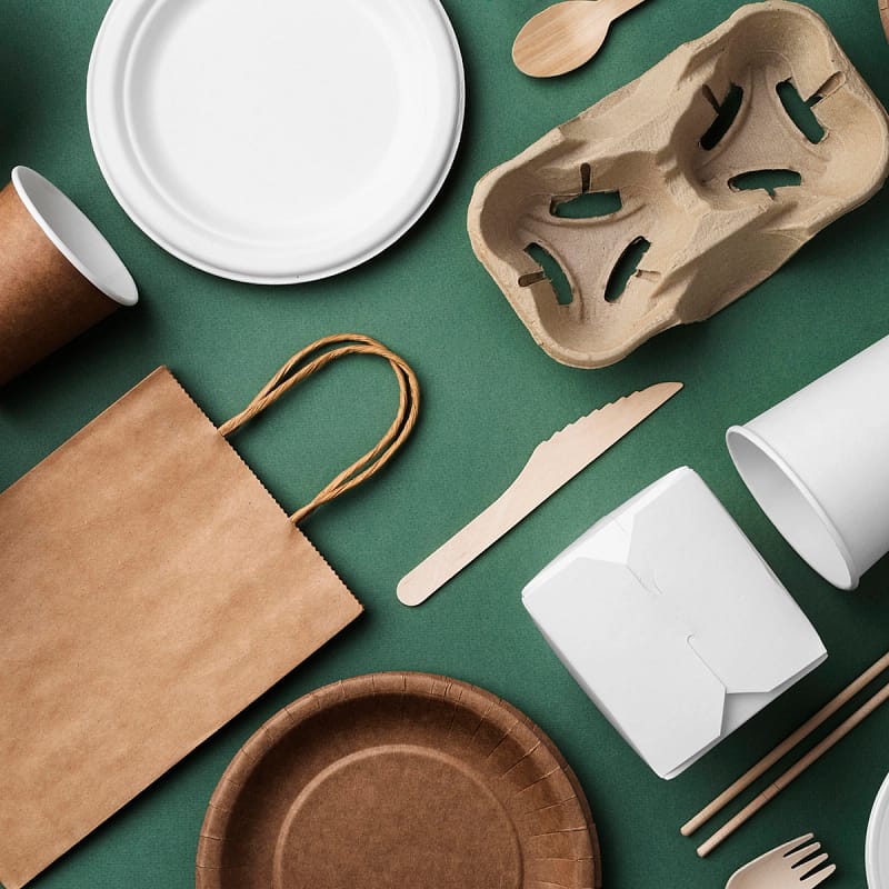 Nachhaltige Verpackungen wie Becher aus erneuerbaren Materialien, Messer, Gabel und Löffel aus Holz oder Teller aus Pappe