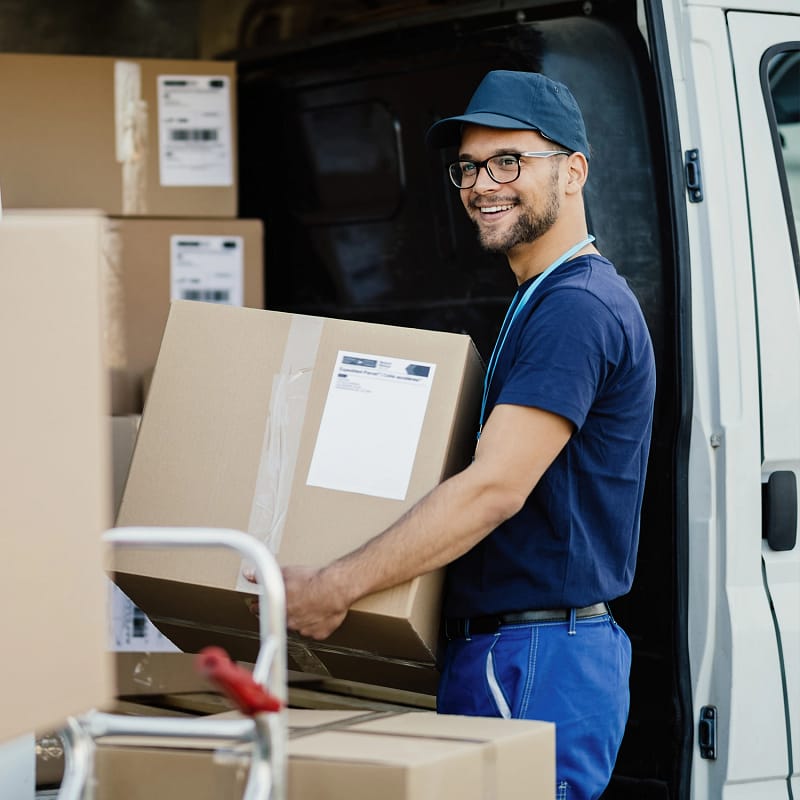 young male delivery guy sustainable lieferant